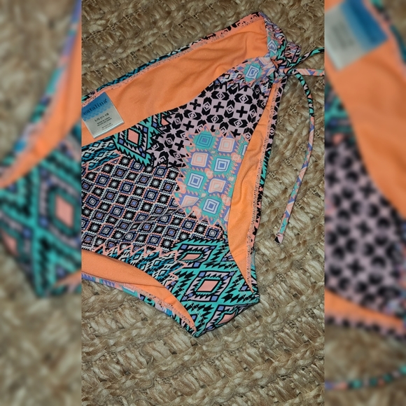 Bikini - Picture 2 of 4